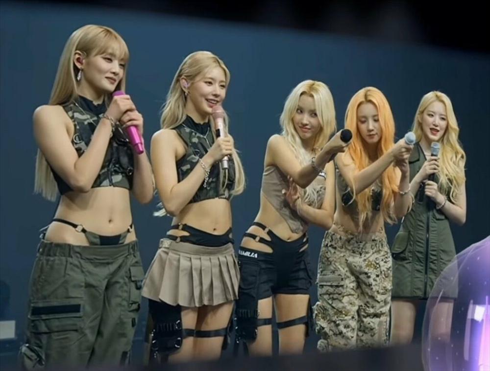 (G)I-DLE Minnie mặc outfit lộ cả quần lót lên sân khấu-2