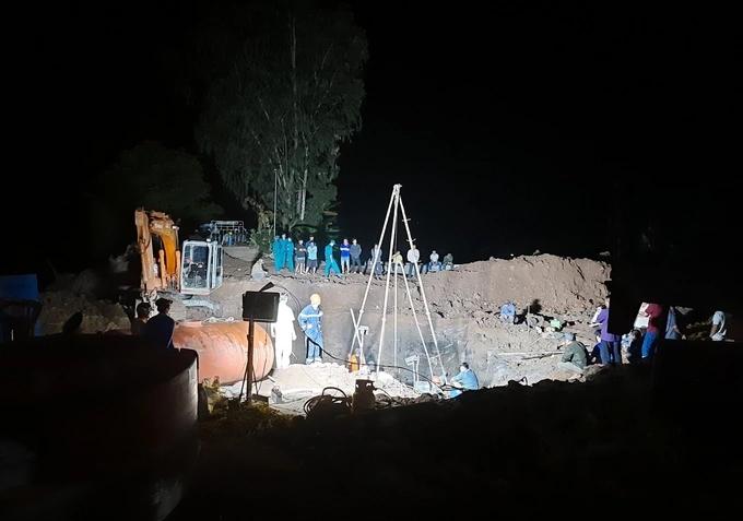 Các chuyên gia bàn giải pháp đưa thi thể bé trai 10 tuổi lên mặt đất-3