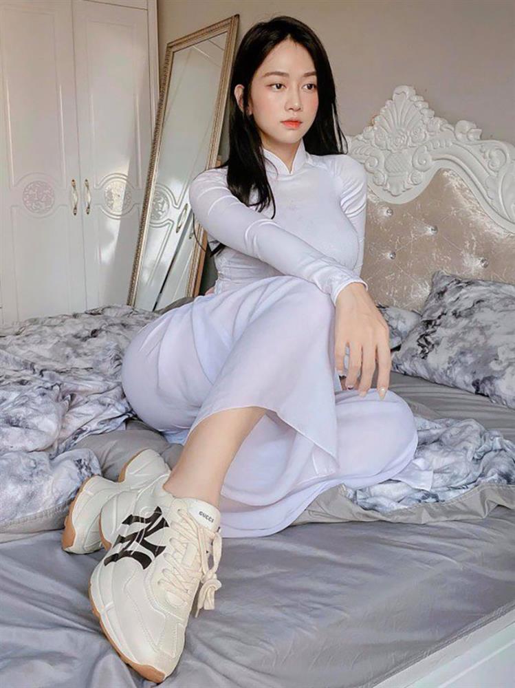Hoa hậu 1m86 Bảo Ngọc mặc áo dài cùng sneaker: Chê hay khen?-4