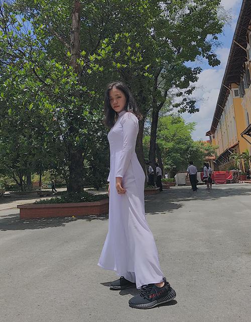 Hoa hậu 1m86 Bảo Ngọc mặc áo dài cùng sneaker: Chê hay khen?-10