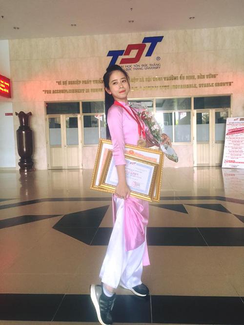 Hoa hậu 1m86 Bảo Ngọc mặc áo dài cùng sneaker: Chê hay khen?-8