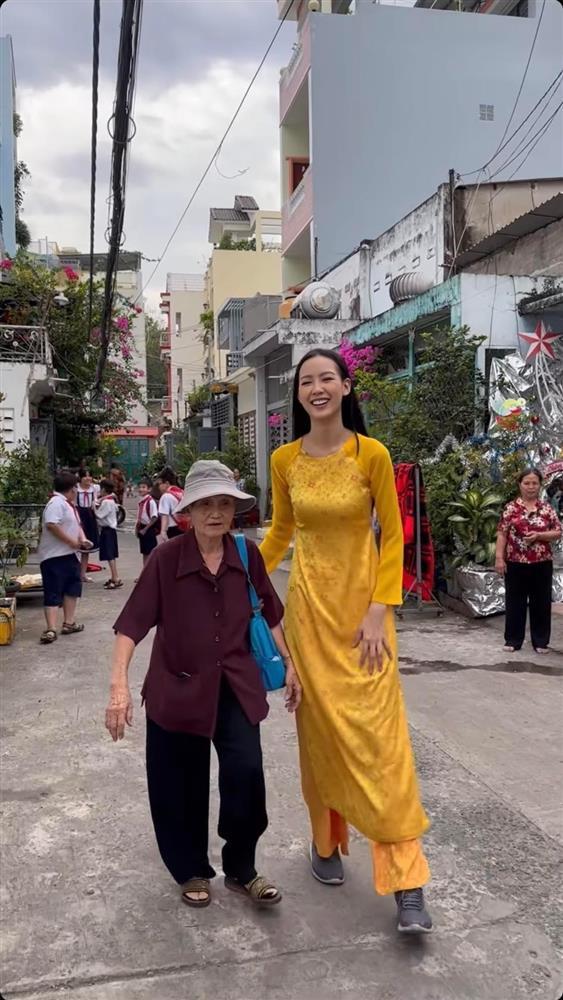 Hoa hậu 1m86 Bảo Ngọc mặc áo dài cùng sneaker: Chê hay khen?-1