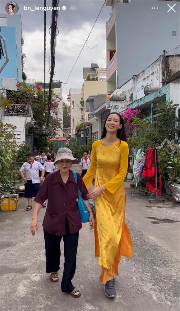 Hoa hậu 1m86 Bảo Ngọc mặc áo dài cùng sneaker: Chê hay khen?-2