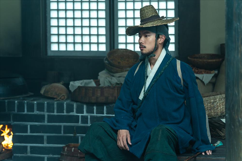 Ryu Jun Yeol bị chỉ trích vì để quản lý rửa bát dùng trên phim trường-2