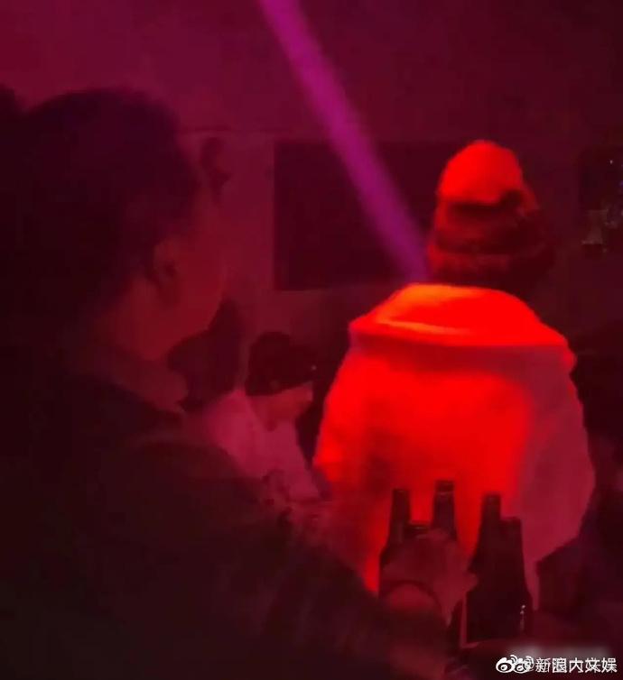 Angela Baby lộ ảnh đi bar, nghi hẹn hò một sao nam-1