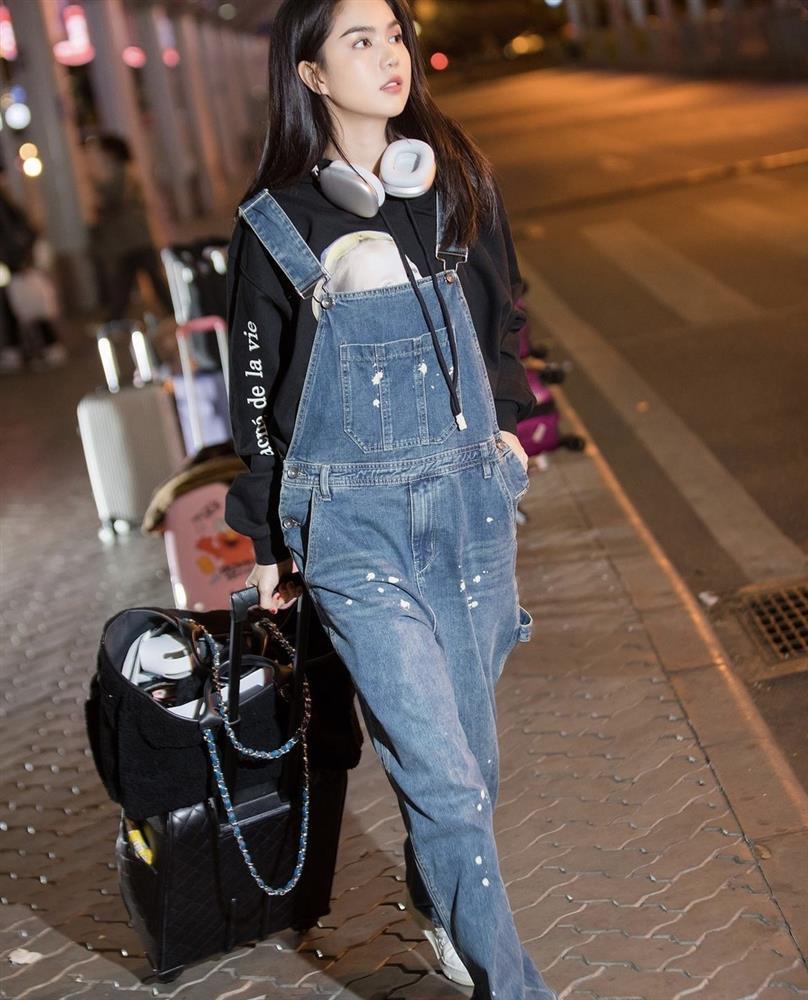 Ngọc Trinh đổi phong cách khi đi với cháu, mặc kín mít ra sân bay-3