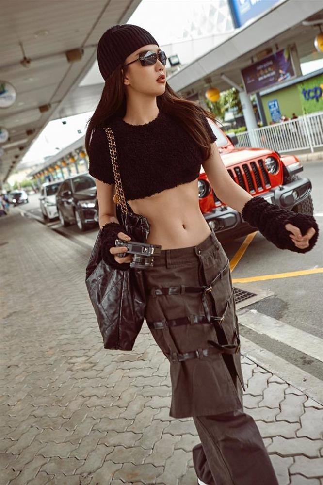 Ngọc Trinh đổi phong cách khi đi với cháu, mặc kín mít ra sân bay-4