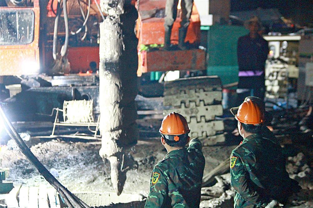 Không có chuyện đào nhầm trụ bê tông khi giải cứu bé trai-1