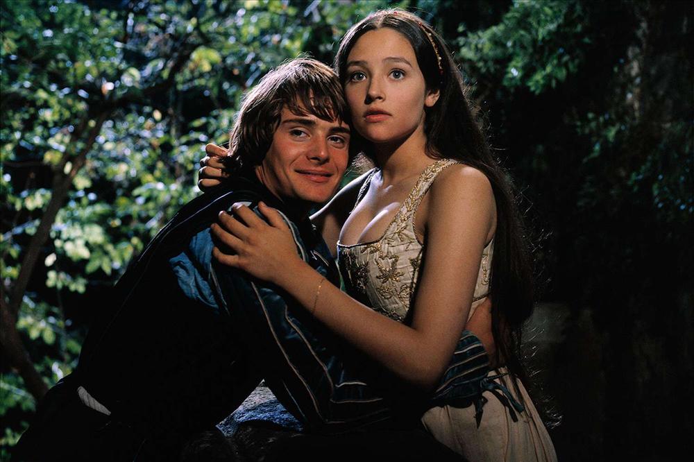 Sao Romeo & Juliet kiện 500 triệu USD vì 16 tuổi phải đóng khỏa thân
