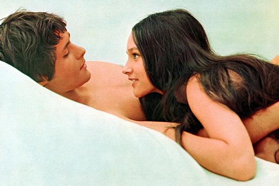 Sao 'Romeo & Juliet' kiện đòi 500 triệu USD vì 16 tuổi phải đóng khỏa thân