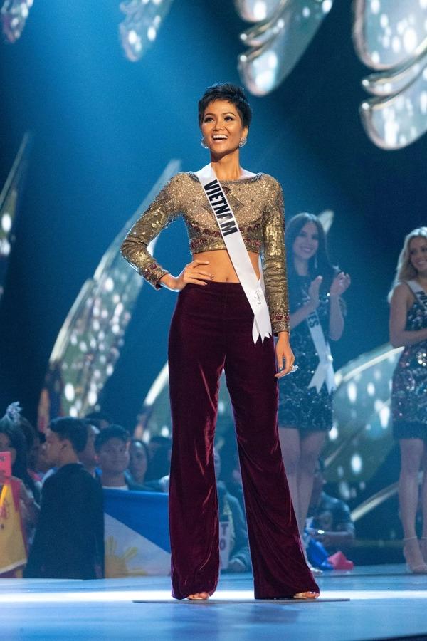 Opening dress Miss Universe: Ngọc Châu sến, HHen Niê chất-9