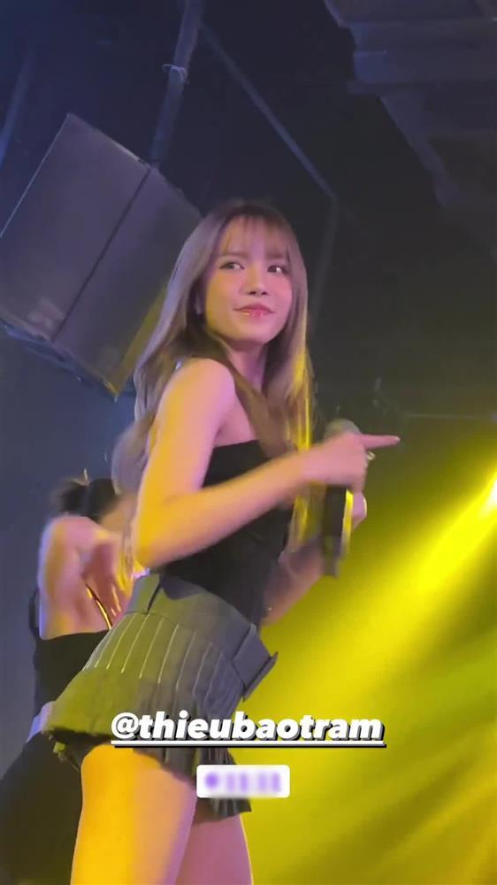 Thiều Bảo Trâm hớ hênh vì váy siêu ngắn khi biểu diễn ở bar-4