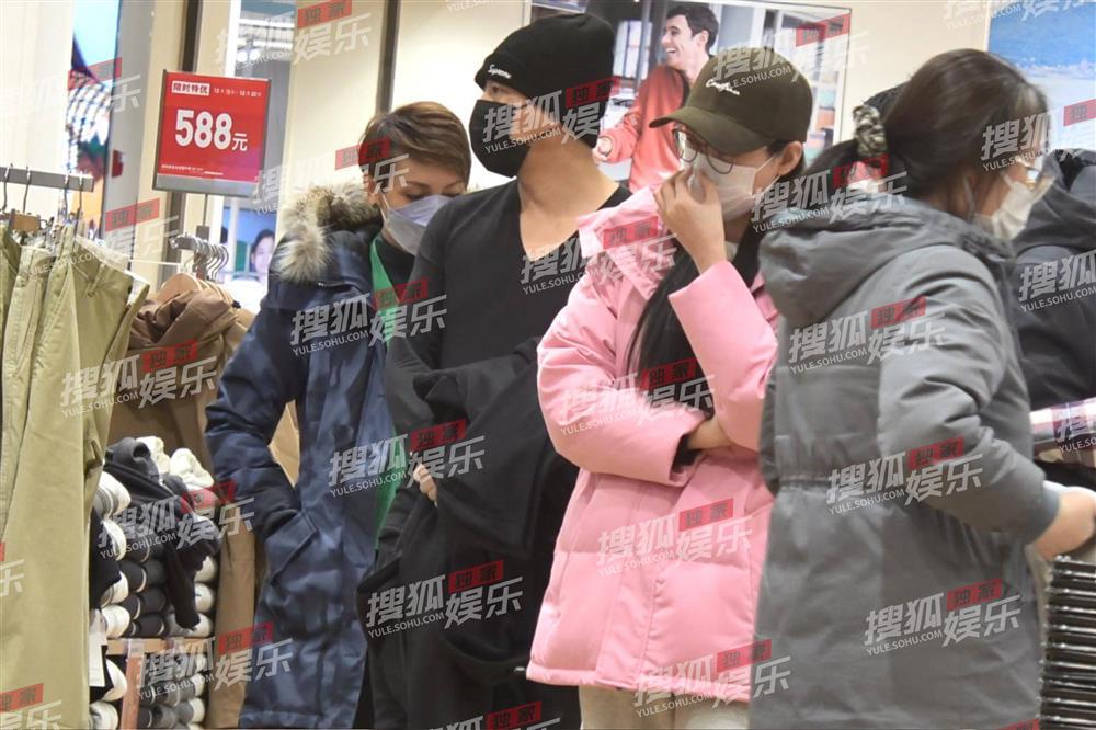 Uông Tiểu Phi dẫn Trương Dĩnh Dĩnh đi mua quần áo giảm giá-4