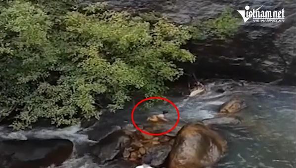 Giải cứu bé gái bị cuốn trôi khi đang tham quan thác nước nổi tiếng-1