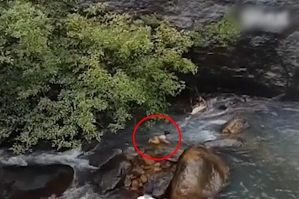 Xem cảnh sát đu dây cứu du khách người Nga mắc kẹt giữa thác nước-2