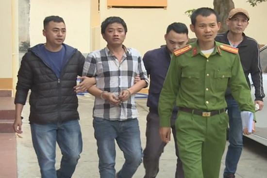 Cầm dây sạc điện thoại siết cổ người yêu tử vong trong nhà nghỉ