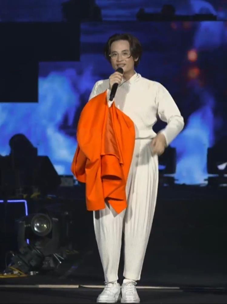 Lỗi sai trang phục cơ bản khiến Hà Anh Tuấn bị chê-2