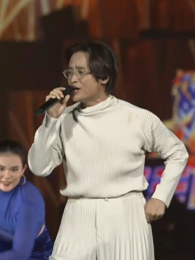 Lỗi sai trang phục cơ bản khiến Hà Anh Tuấn bị chê-3