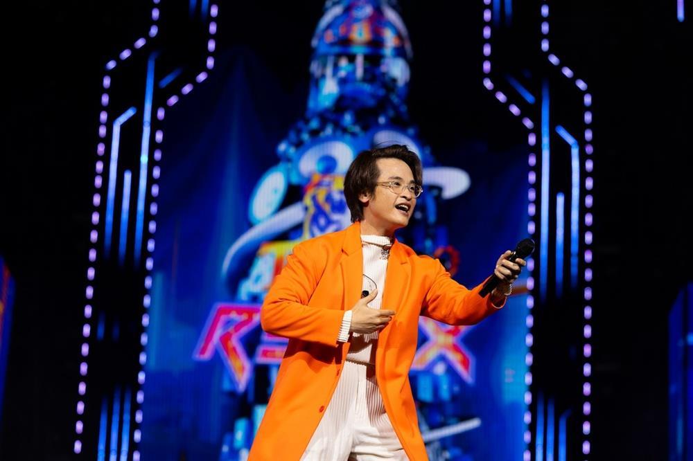 Lỗi sai trang phục cơ bản khiến Hà Anh Tuấn bị chê-1