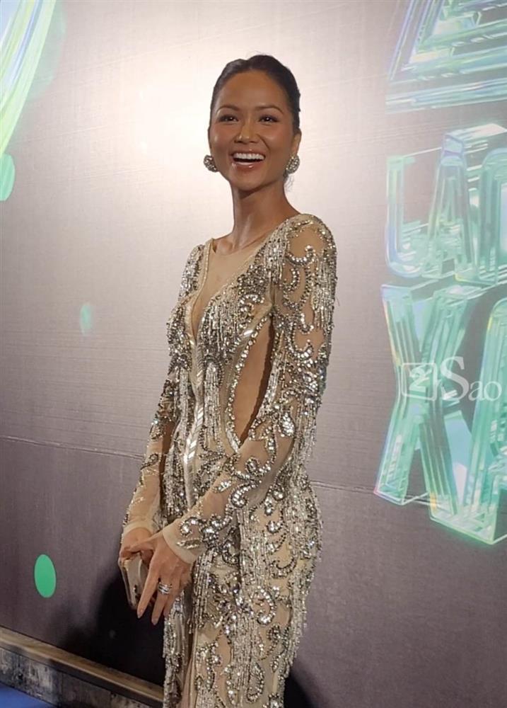 HHen Niê mặc lại váy đăng quang, O Sen chọn đồ không hợp-1