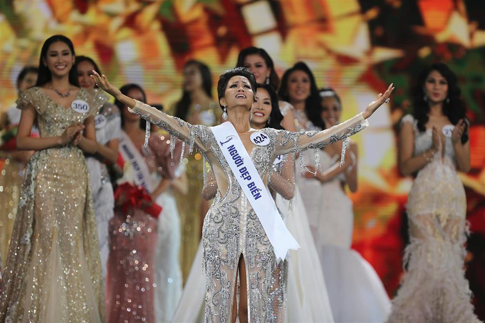 HHen Niê mặc lại váy đăng quang, O Sen chọn đồ không hợp-5