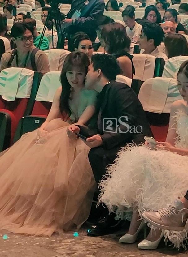 Trấn Thành xuất hiện cùng vợ sau lời đồn, bắt trọn nụ hôn đắt giá-1