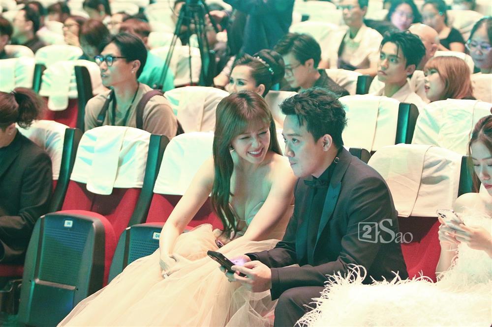 Trấn Thành xuất hiện cùng vợ sau lời đồn, bắt trọn nụ hôn đắt giá-4