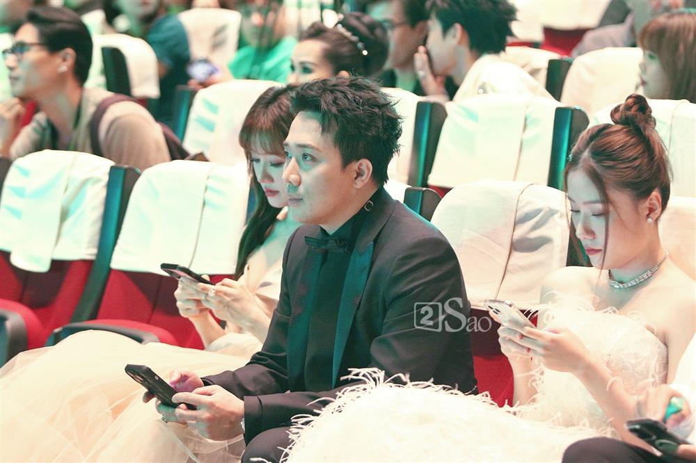 Trấn Thành xuất hiện cùng vợ sau lời đồn, bắt trọn nụ hôn đắt giá-3