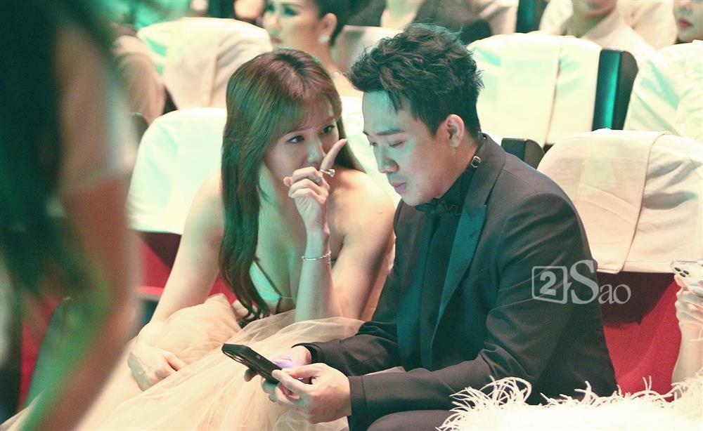 Trấn Thành xuất hiện cùng vợ sau lời đồn, bắt trọn nụ hôn đắt giá-8