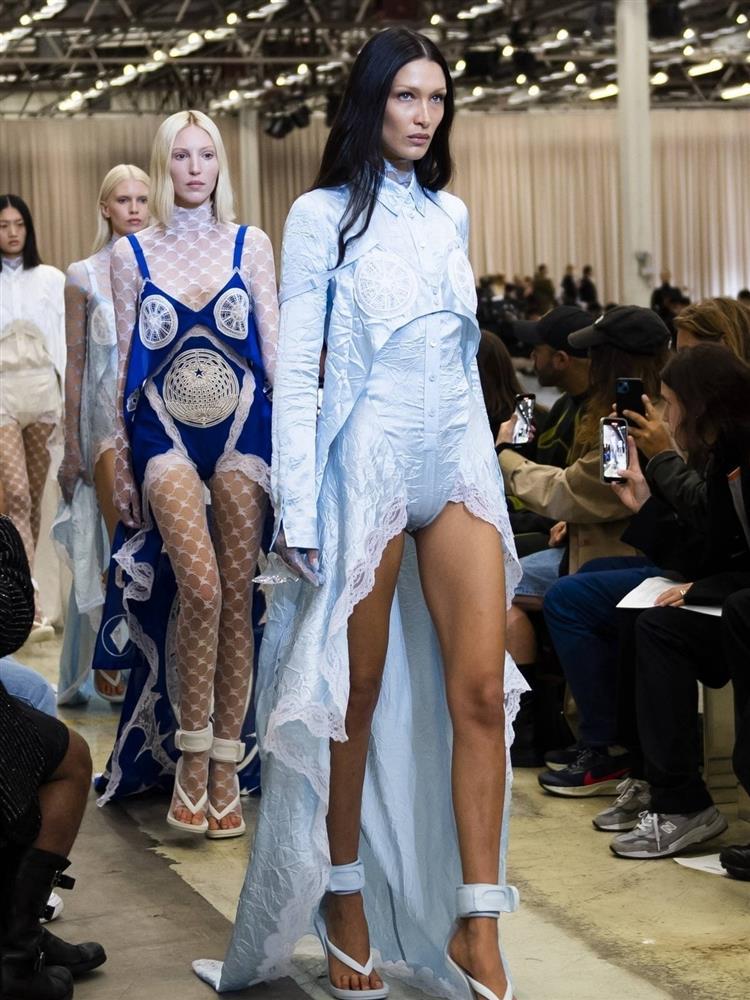 Mốt không mặc quần từ sàn diễn ra đời thường-2