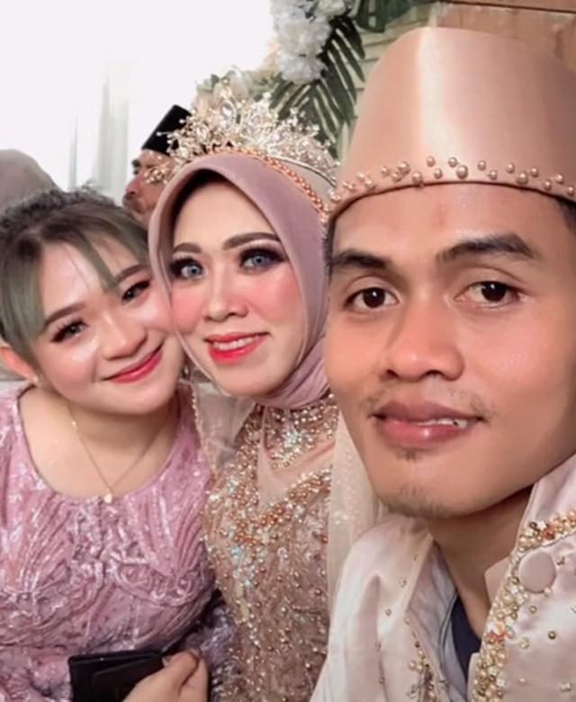 Mẹ tái hôn với bạn trai cũ của con gái, thái độ cô gái trẻ gây bất ngờ-1