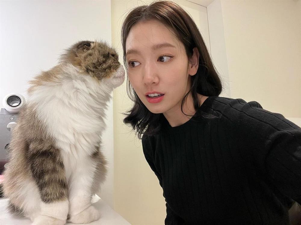 Zoom cận nhan sắc mẹ bỉm sữa Park Shin Hye-1