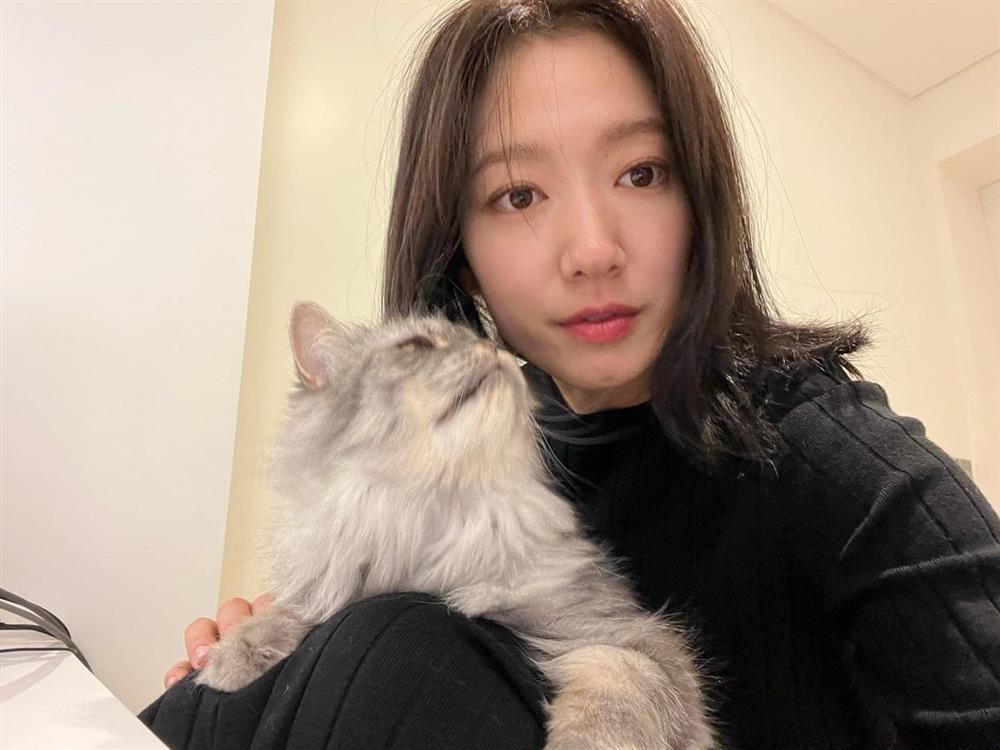 Zoom cận nhan sắc mẹ bỉm sữa Park Shin Hye-5