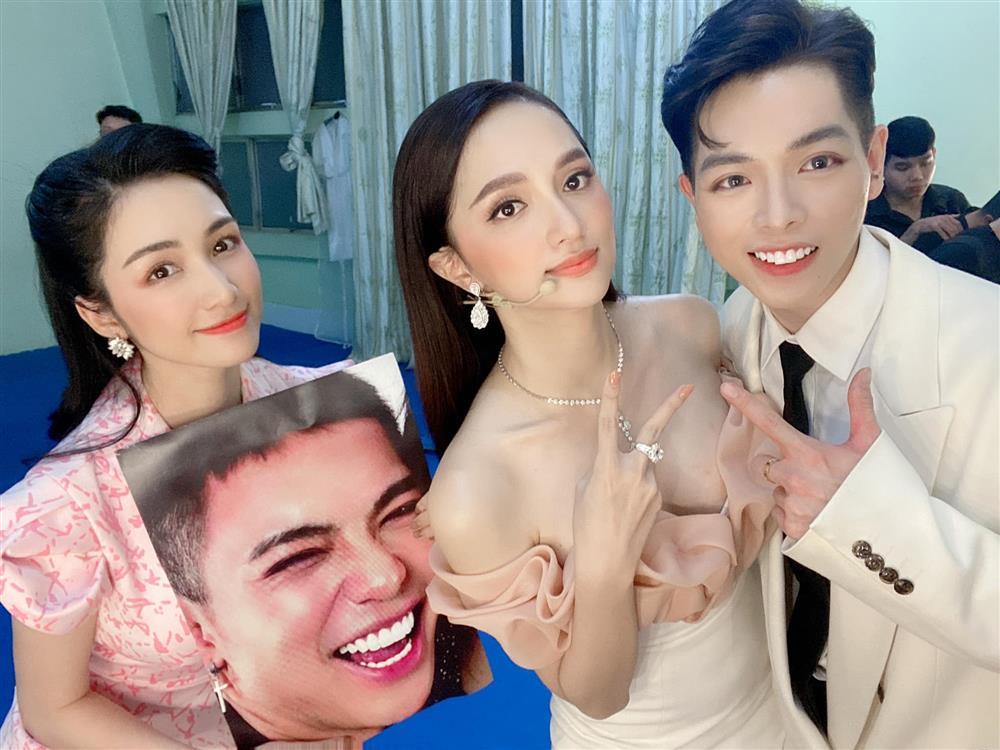 Hòa Minzy sơ hở là đọ chiều cao với các hoa hậu, á hậu-16