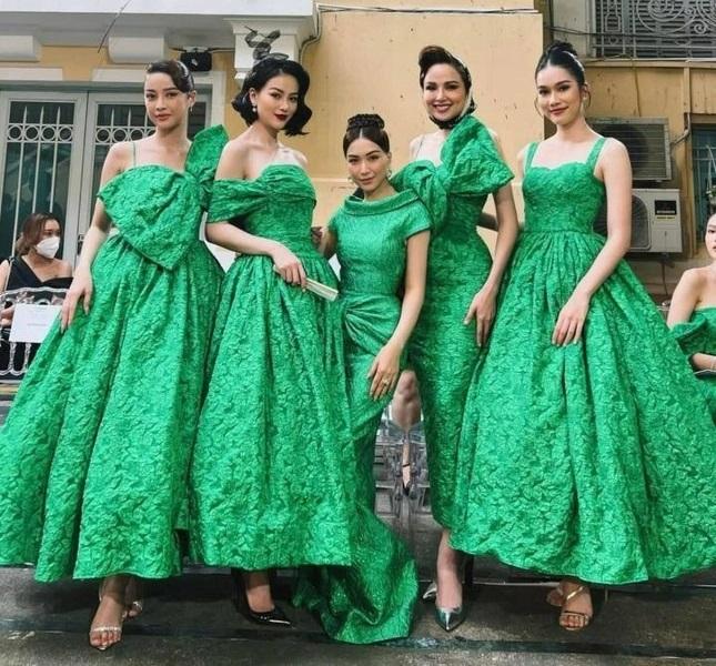 Hòa Minzy sơ hở là đọ chiều cao với các hoa hậu, á hậu-5