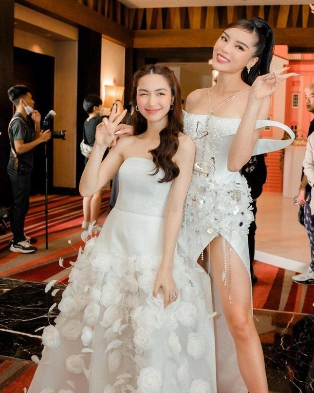 Hòa Minzy sơ hở là đọ chiều cao với các hoa hậu, á hậu-8