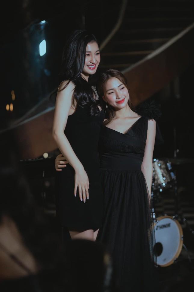 Hòa Minzy sơ hở là đọ chiều cao với các hoa hậu, á hậu-11