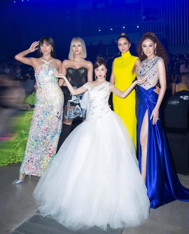 Hòa Minzy sơ hở là đọ chiều cao với các hoa hậu, á hậu-9