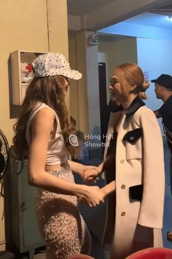 Mỹ Tâm - Hồ Ngọc Hà bất ngờ cưng nựng nhau chốn đông người-2