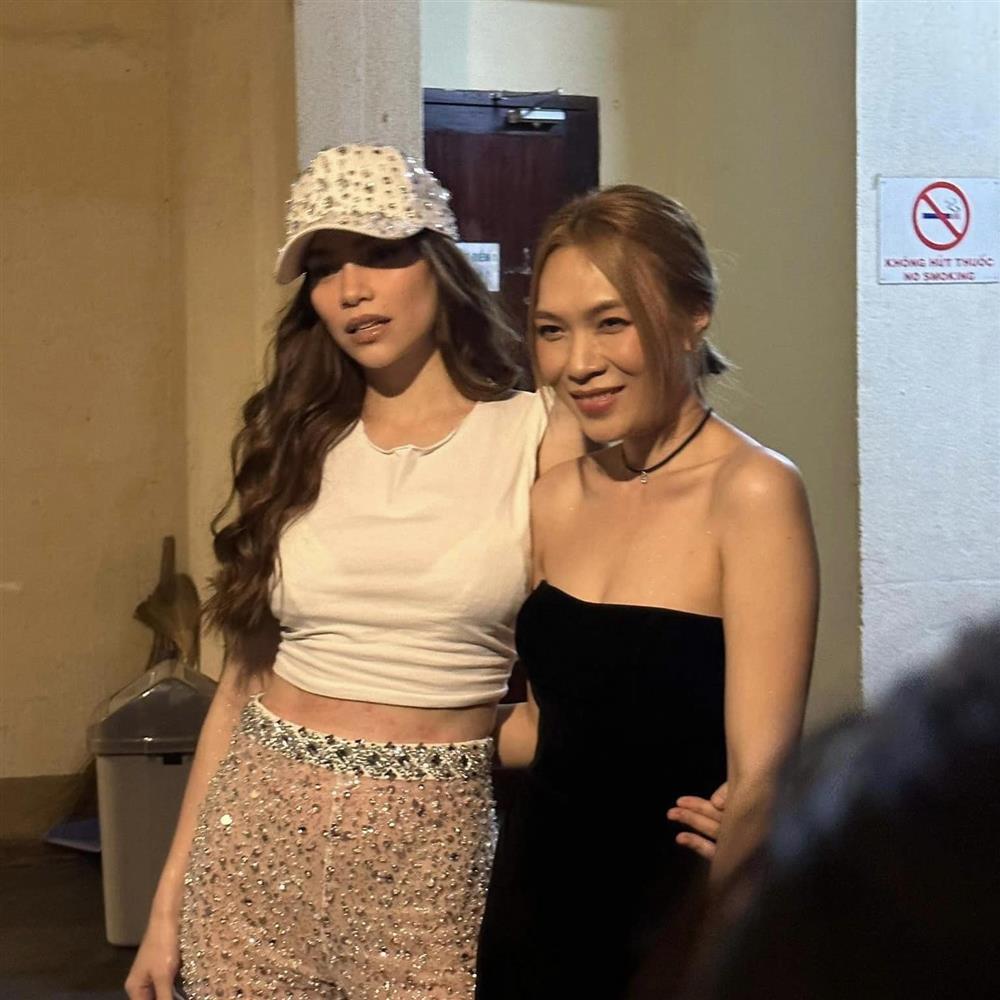 Mỹ Tâm - Hồ Ngọc Hà bất ngờ cưng nựng nhau chốn đông người-5