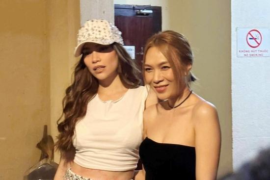 Mỹ Tâm - Hồ Ngọc Hà bất ngờ cưng nựng nhau chốn đông người