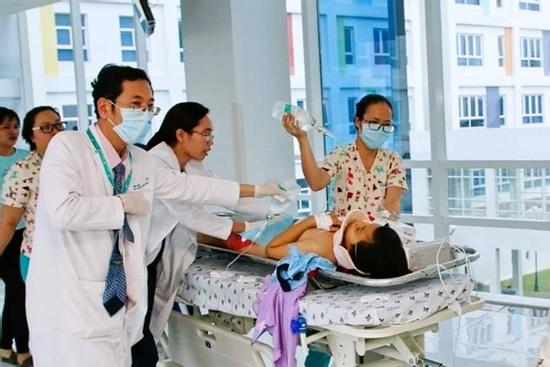 Vào công trình xây dựng chơi, bé trai Đồng Tháp bị nghiền nát tay