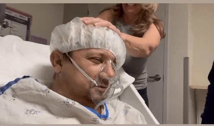 Tài tử Marvel Jeremy Renner bị xe 6 tấn đè vào người-2