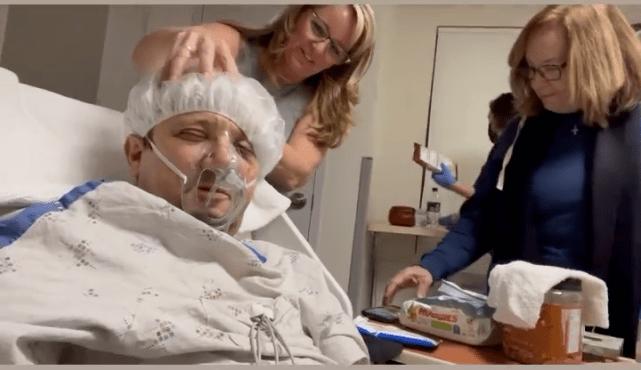 Tài tử Marvel Jeremy Renner bị xe 6 tấn đè vào người-3