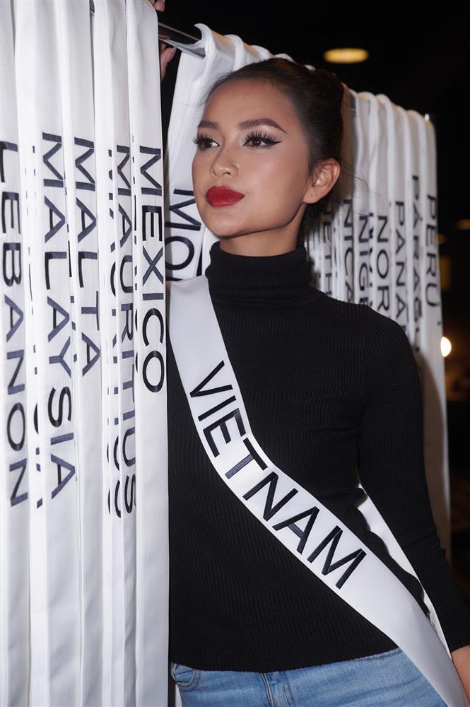 Dải băng 2022 gây tranh cãi, Miss Universe phải thay toàn bộ?-1