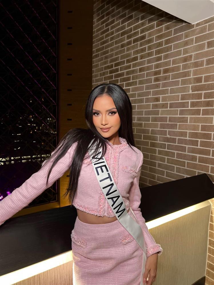 Dải băng 2022 gây tranh cãi, Miss Universe phải thay toàn bộ?-2