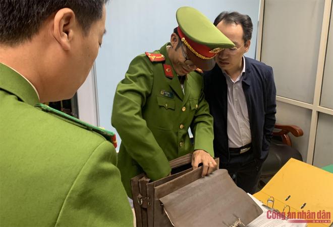 Khám xét phòng quyền Trưởng Phòng Kiểm định, thấy 2 cọc tiền nguyên seri-2