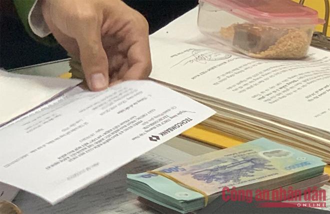 Khám xét phòng quyền Trưởng Phòng Kiểm định, thấy 2 cọc tiền nguyên seri-3