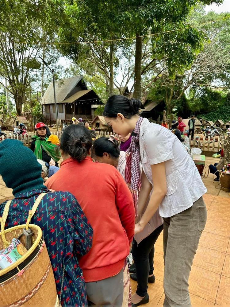 Hoa hậu Bảo Ngọc giản dị sau khi bị chê makeup lố đi từ thiện-2