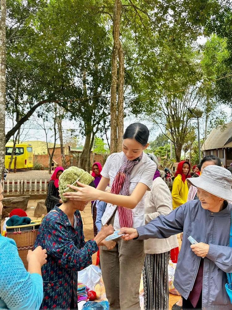 Hoa hậu Bảo Ngọc giản dị sau khi bị chê makeup lố đi từ thiện-3